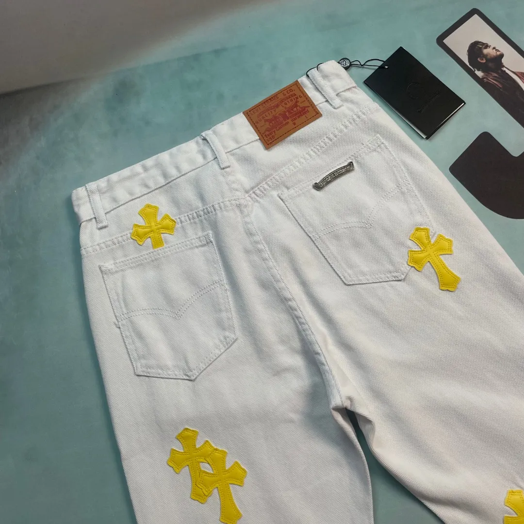 🅿️240 🔘Style number-KL165 🔘Cro Heart𝐂𝐡𝐫𝐨𝐦𝐞 𝐇𝐞𝐚𝐫𝐭 White cow lemon yellow cross patch leather jeans* This is simply a dream item in the fashion world! It uses top-notch heavy-duty washing technology to give the white denim a full texture and full retro charm. The laser-cut cross in calfskin is the finishing touch of these pants. The lemon yellow is bright and eye-catching. When paired with white denim, it creates a unique fashion sparkle. The distressed silver hardware has ultra-fine details and a high-end feel. The straight version is even more unique. It has a great slimming effect on the upper body. It can be easily controlled regardless of body shape. The genderless trend takes off immediately! The design of these pants is unique, the details are superb, simple and elegant. The workmanship is also quite exquisite, the wiring is neat, and every small detail is handled just right. The high-end quality is completely different from ordinary products! The matching suggestions are as follows: Trendy street style: Wear a black loose hooded sweatshirt with a personalized fluorescent graffiti pattern on your upper body, then a black leather jacket by Croix Heart, and a pair of black high-top Converse or Balenciaga dad shoes on your feet. For accessories, you can choose a silver necklace and ring from Crow Heart, and then wear a black baseball cap. Walking on the street will definitely turn heads. Casual fashion style: wear a white cotton short-sleeved T-shirt inside, a light blue denim jacket on the outside, these Crouch jeans on the bottom, and a pair of white shoes, like Nike's Air Force 1. Wear a simple white backpack for daily outings and shopping, which is comfortable and fashionable. Personalized retro style: Choose a retro polka-dot shirt and tuck the shirt into your pants. Pair it with a pair of brown retro leather shoes or Martin boots with thick soles. Wearing a pair of round retro sunglasses, the overall look is unique and retro.  Size: S M L XL (28.30.32.34) Color: White